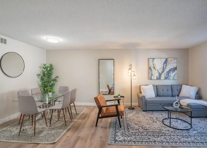 Modern 2bd - Parking, Gym, Pool - Sleeps 8 - 5 Min Casino Apartment