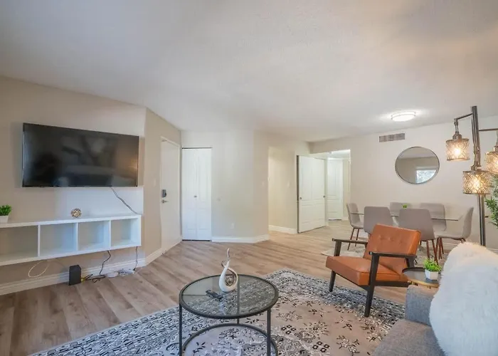 Modern 2bd - Parking, Gym, Pool - Sleeps 8 - 5 Min Casino *