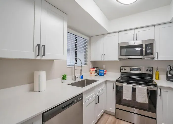 Modern 2bd - Parking, Gym, Pool - Sleeps 8 - 5 Min Casino Apartment *