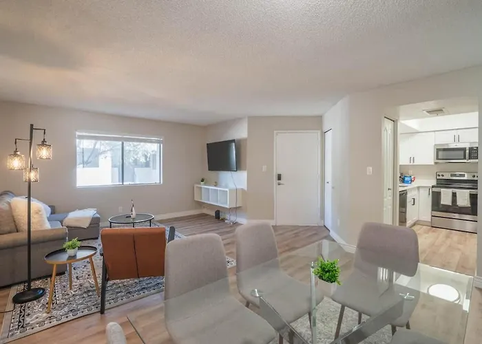 Apartment Modern 2bd - Parking, Gym, Pool - Sleeps 8 - 5 Min Casino *