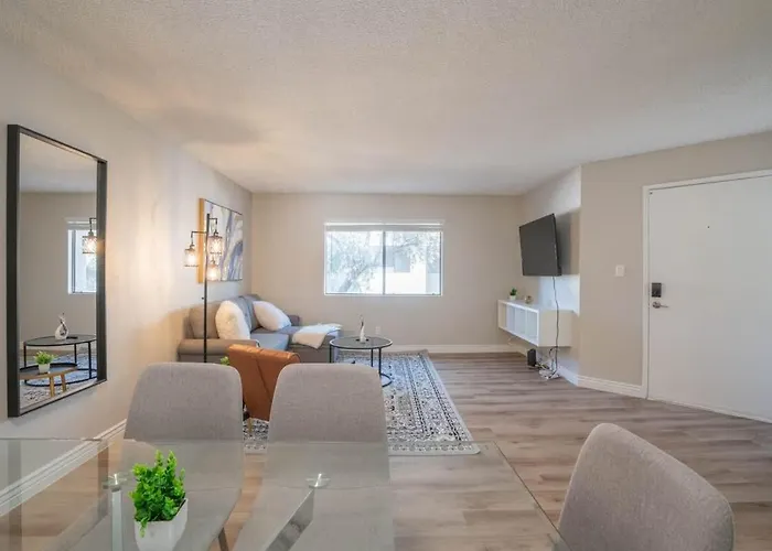 Modern 2bd - Parking, Gym, Pool - Sleeps 8 - 5 Min Casino * Scottsdale