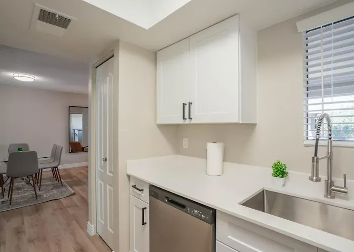 Modern 2bd - Parking, Gym, Pool - Sleeps 8 - 5 Min Casino *