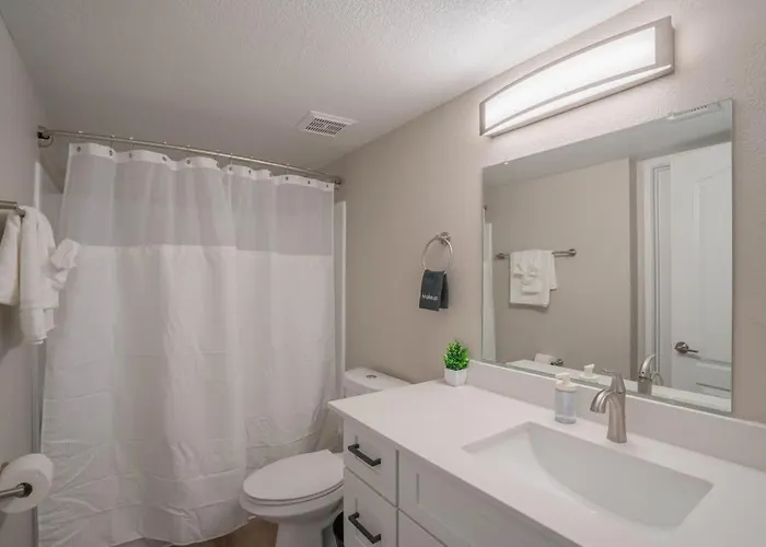 Modern 2bd - Parking, Gym, Pool - Sleeps 8 - 5 Min Casino