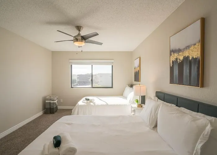 Modern 2bd - Parking, Gym, Pool - Sleeps 8 - 5 Min Casino Apartment *