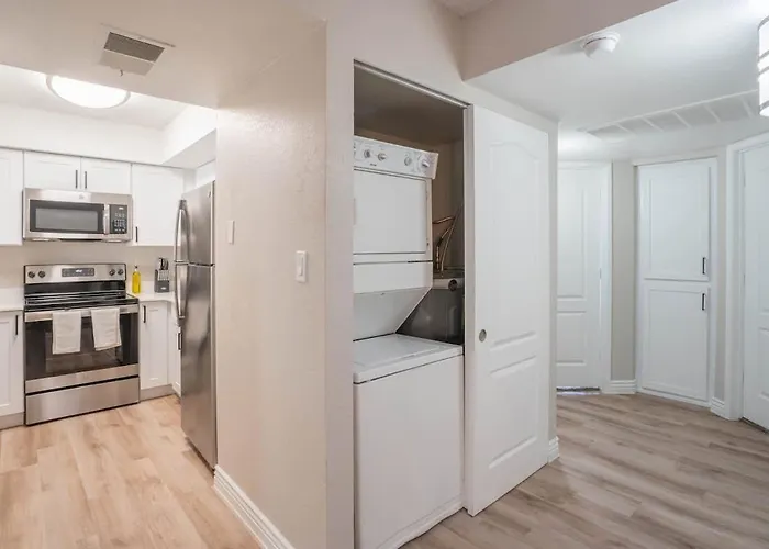 Modern 2bd - Parking, Gym, Pool - Sleeps 8 - 5 Min Casino *