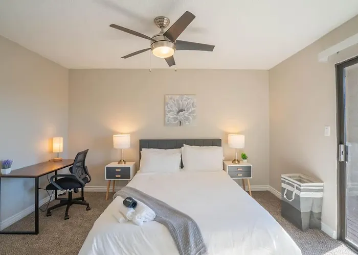 Modern 2bd - Parking, Gym, Pool - Sleeps 8 - 5 Min Casino Apartment *