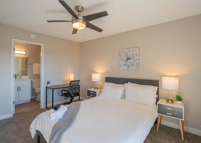 Modern 2bd - Parking, Gym, Pool - Sleeps 8 - 5 Min Casino Scottsdale