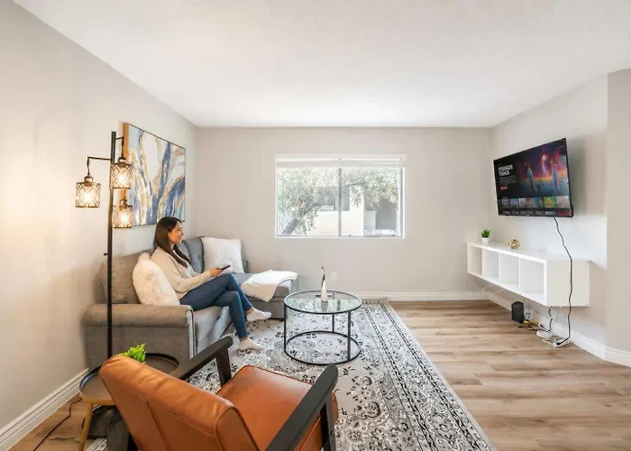 Modern 2bd - Parking, Gym, Pool - Sleeps 8 - 5 Min Casino Apartment Scottsdale
