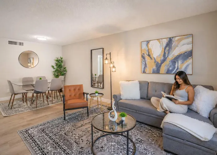 Apartment Modern 2bd - Parking, Gym, Pool - Sleeps 8 - 5 Min Casino Scottsdale