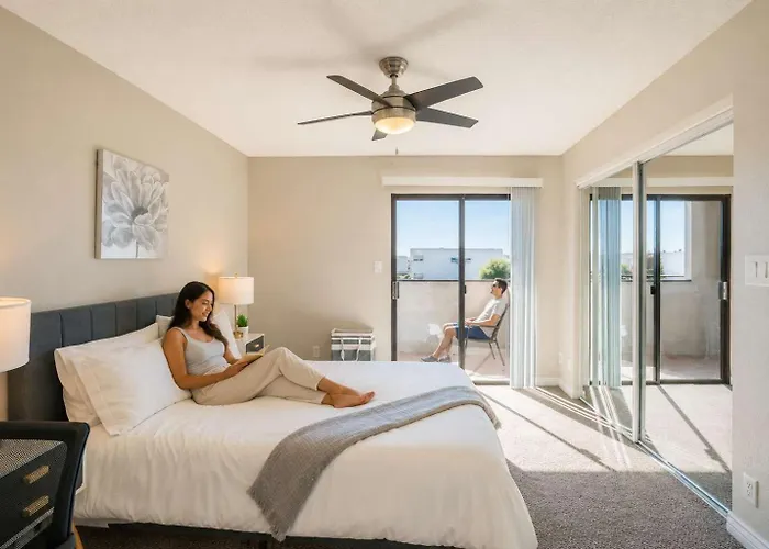 Apartment Modern 2bd - Parking, Gym, Pool - Sleeps 8 - 5 Min Casino *