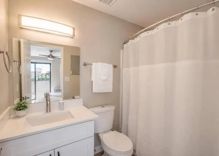Modern 2bd - Parking, Gym, Pool - Sleeps 8 - 5 Min Casino Apartment *