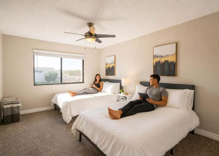 Modern 2bd - Parking, Gym, Pool - Sleeps 8 - 5 Min Casino Apartment